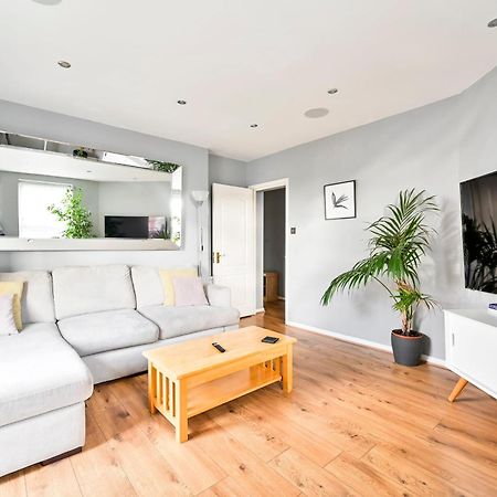 Cosy 1-Bed E15, Sleeps 4, 1 Min From Tube Station Near O2 Arena Lägenhet London Exteriör bild