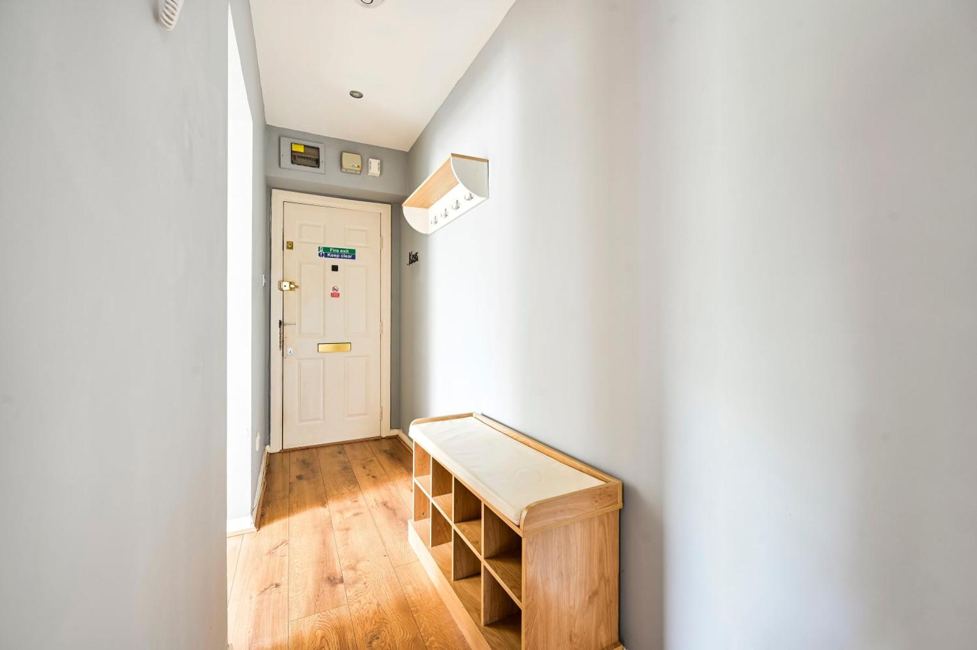 Cosy 1-Bed E15, Sleeps 4, 1 Min From Tube Station Near O2 Arena Lägenhet London Exteriör bild
