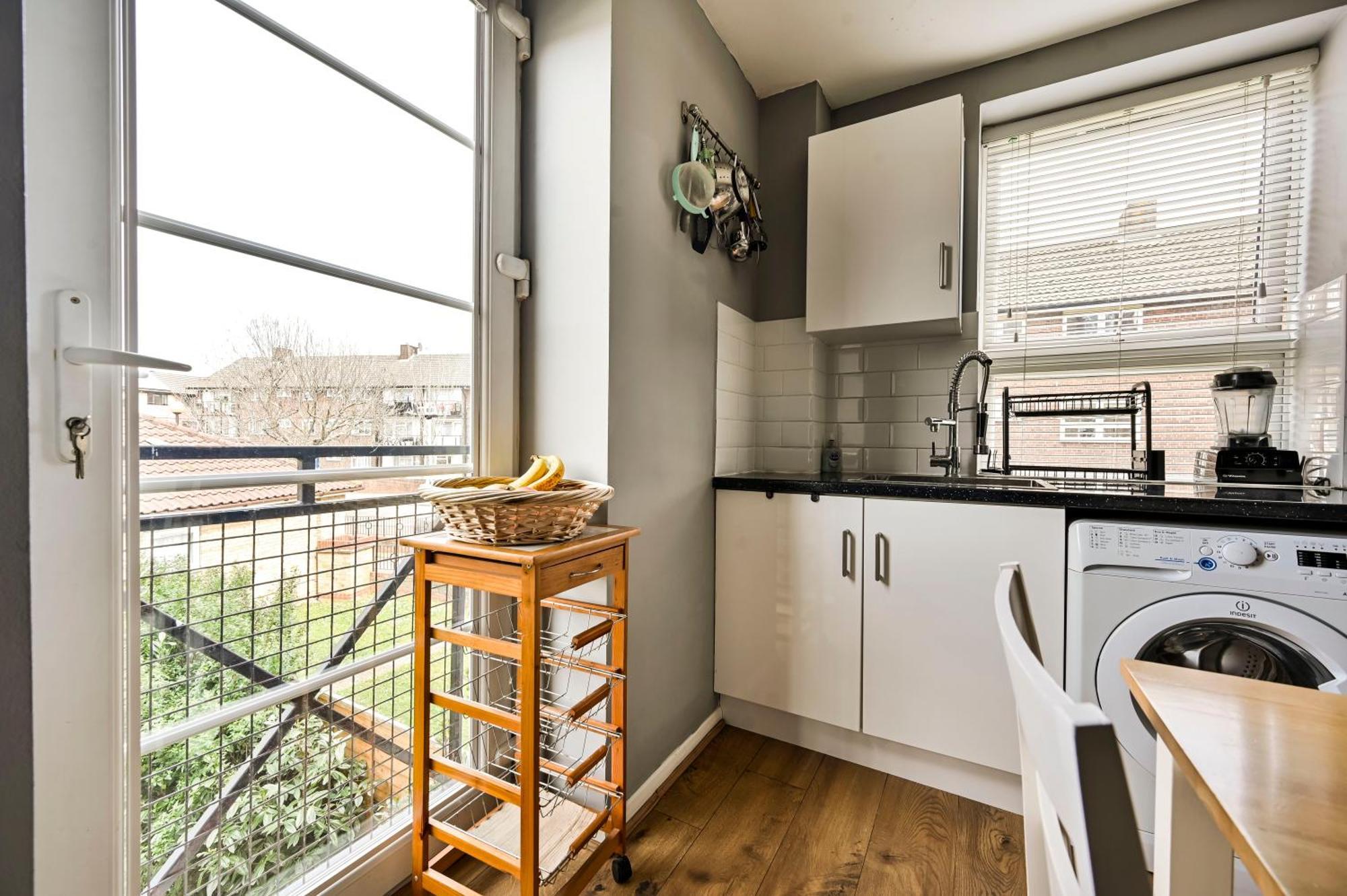 Cosy 1-Bed E15, Sleeps 4, 1 Min From Tube Station Near O2 Arena Lägenhet London Exteriör bild