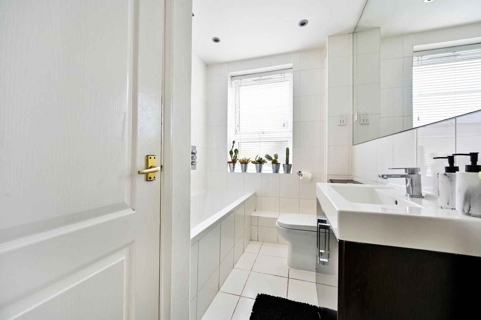 Cosy 1-Bed E15, Sleeps 4, 1 Min From Tube Station Near O2 Arena Lägenhet London Exteriör bild