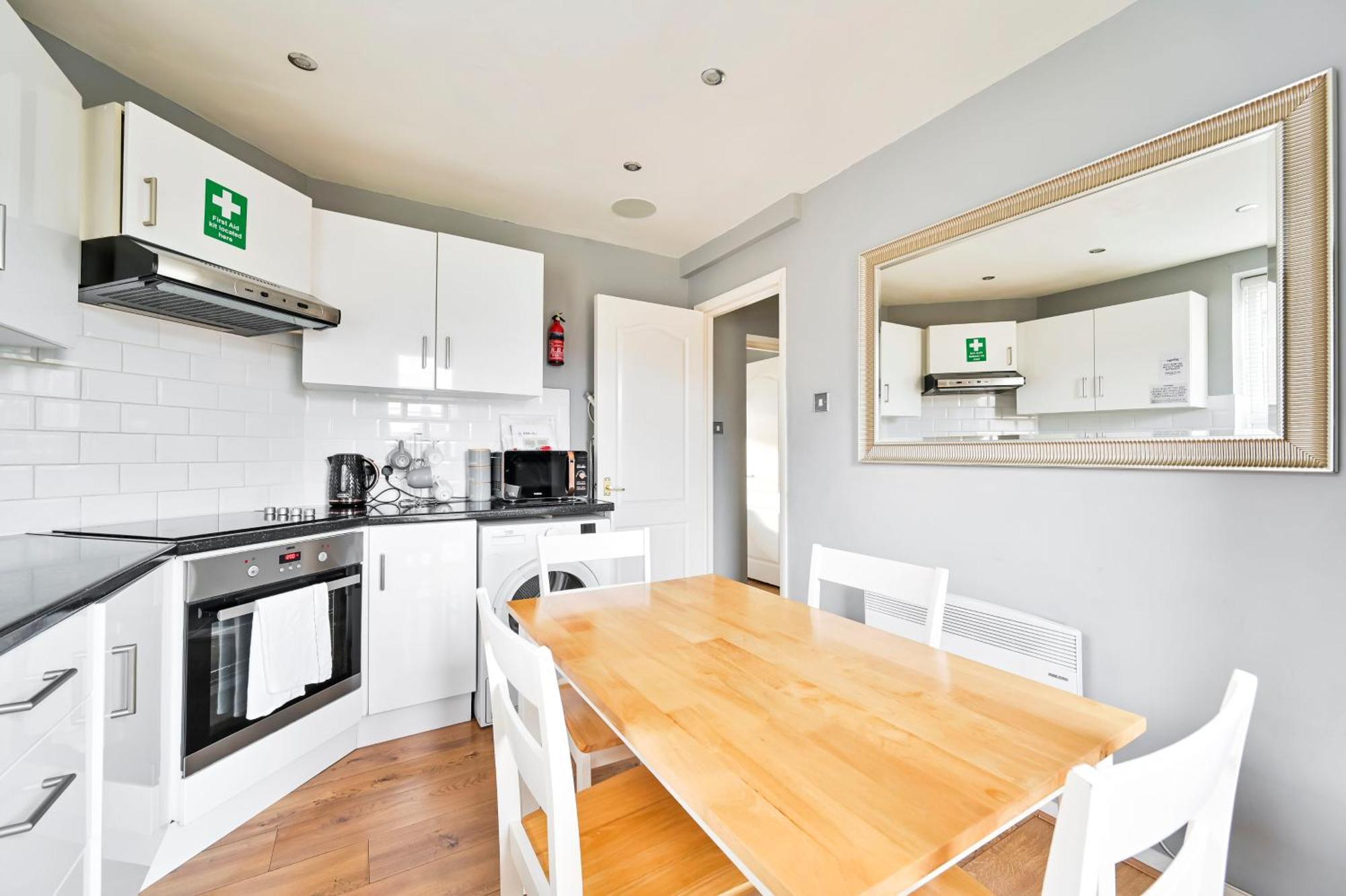 Cosy 1-Bed E15, Sleeps 4, 1 Min From Tube Station Near O2 Arena Lägenhet London Exteriör bild