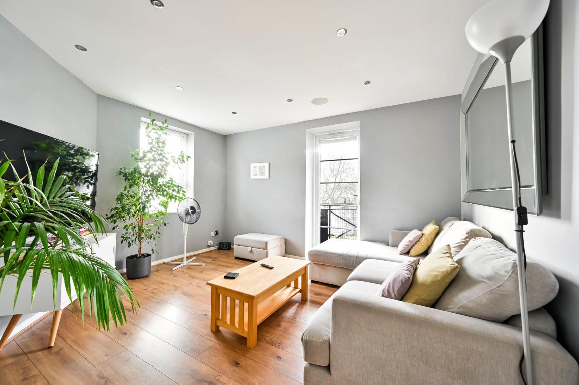 Cosy 1-Bed E15, Sleeps 4, 1 Min From Tube Station Near O2 Arena Lägenhet London Exteriör bild